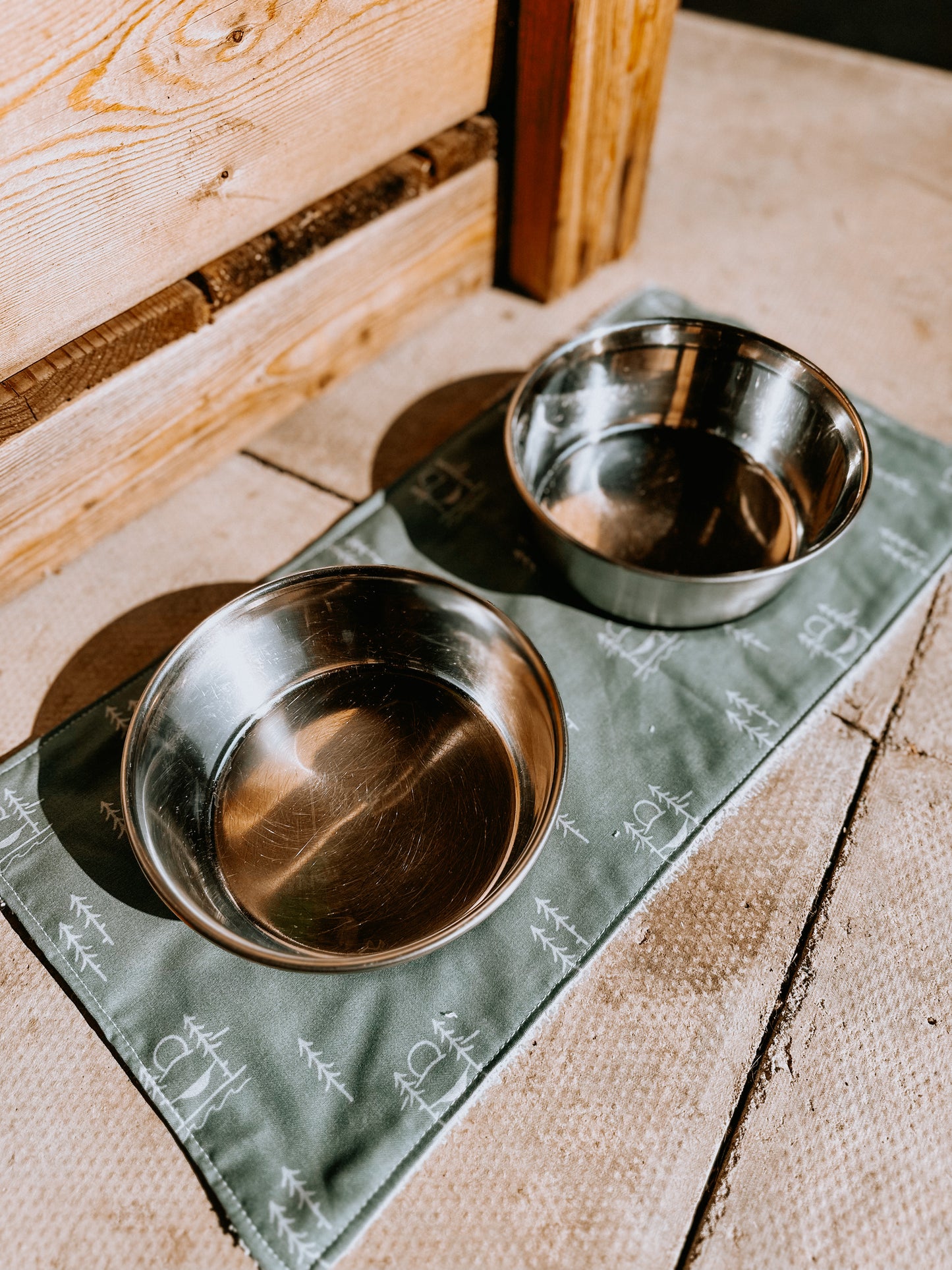 Bodhi & The Birchtree Double Bowl Mat In Camping
